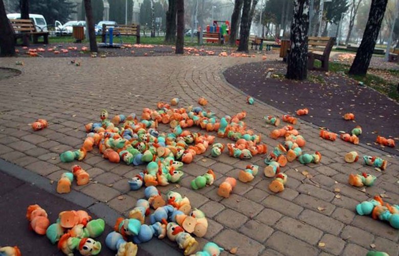 В Виннице на детской площадке неизвестные разбросали тысячи игрушек 0 (0)