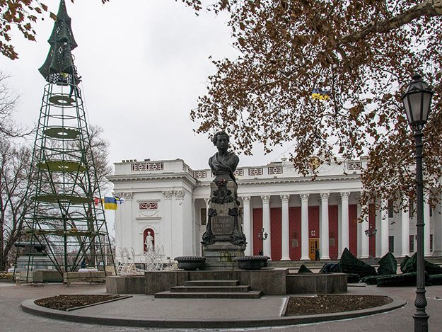 На центральной площади города Одессы идет установка елки 0 (0)