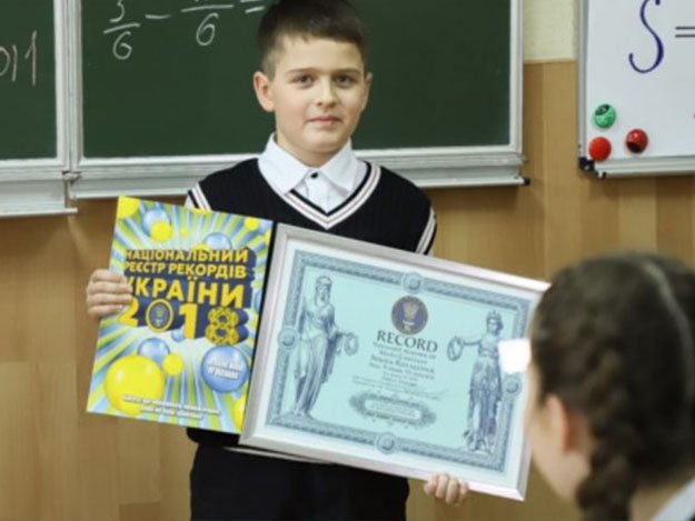 Гений на маленькой табуреточке: 10-летний мальчик провел урок 11-классникам и установил рекорд 0 (0)