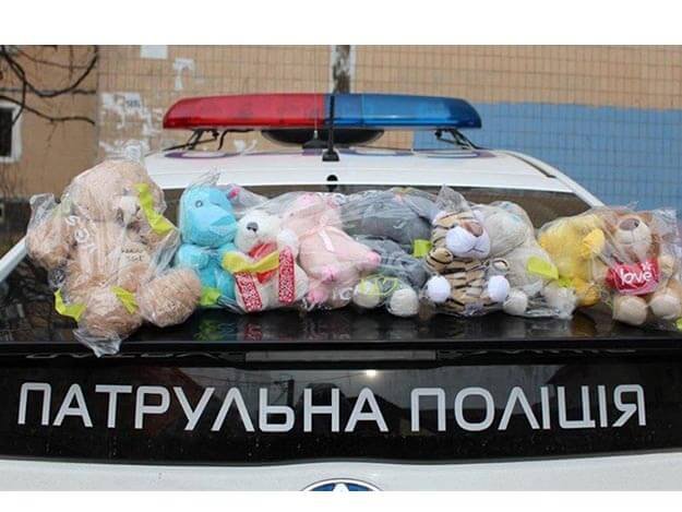 Патрульные Одессы продолжают дарить детям мягкие игрушки 0 (0)