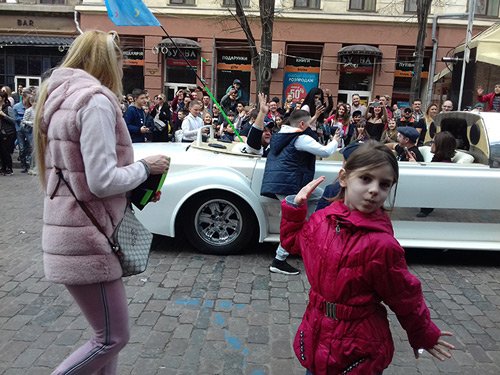 Девочка напротив лимузина кабриолета