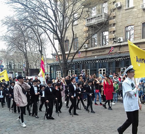 Фанаты Чарли Чаплина на параде Юморины