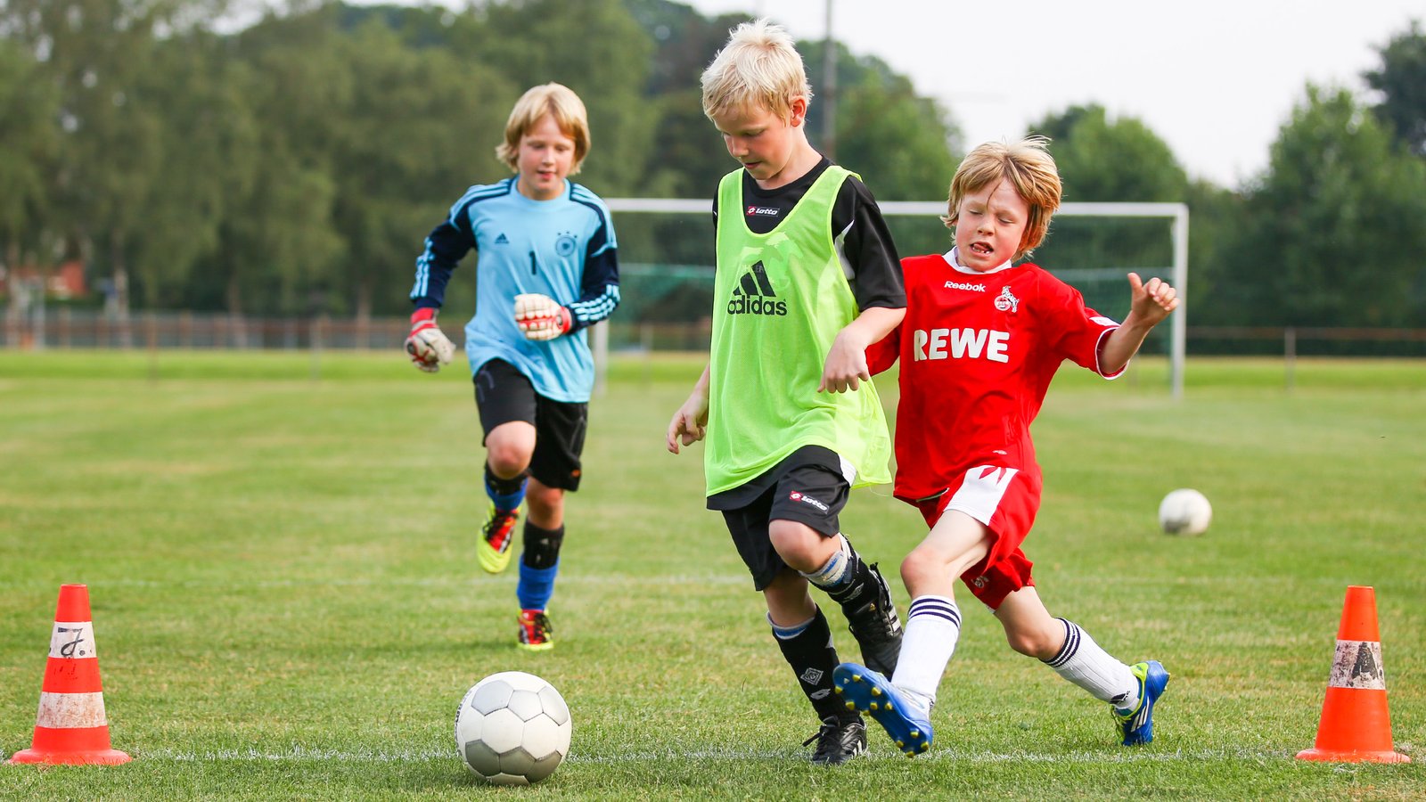 ТРЕНИРОВКА ПО ФУТБОЛЬНЫМ ТРЮКАМ 0 (0) ТРЕНИРОВКА ПО ФУТБОЛЬНЫМ ТРЮКАМ 0 (0)